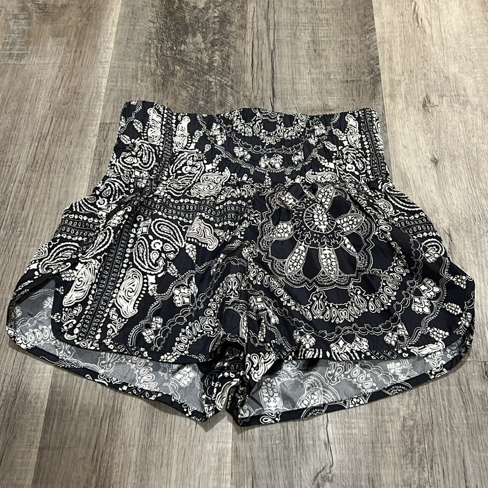 🛍️BOGO FREE FP Movement The Way Home Bandana Print Shorts size Small - Picture 2 of 8